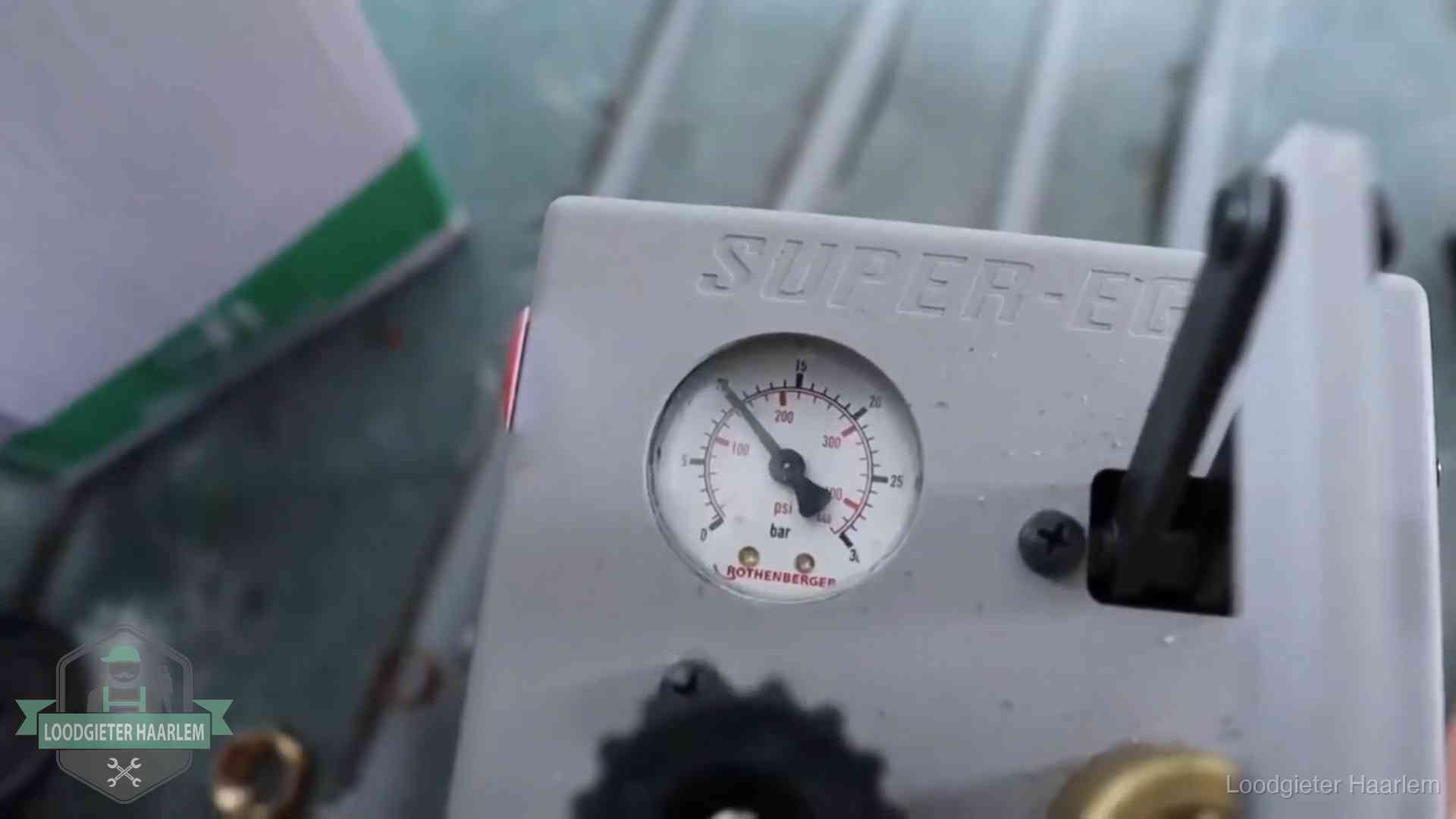 Verzekerd en aansprakelijk in Haarlem Manometer van een afperspomp bij controle van nieuw leidingwerk in Haarlem