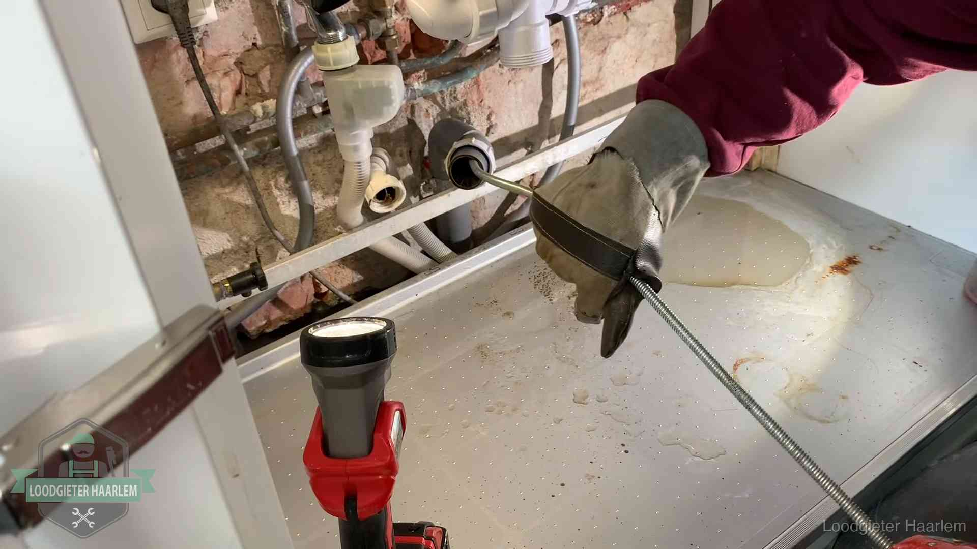 Je riool goed houden in Haarlem Ontstoppingsveer wordt preventief door een afvoeraansluiting gehaald in Haarlem