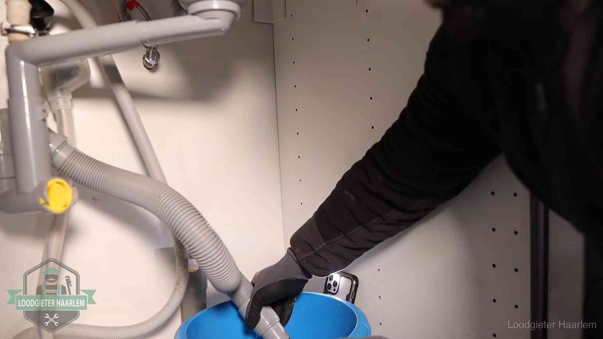 Zelf je afvoer legen in Haarlem Afvoerslang loopt leeg in een emmer onder de gootsteen in Haarlem, een klus die je zelf kunt doen