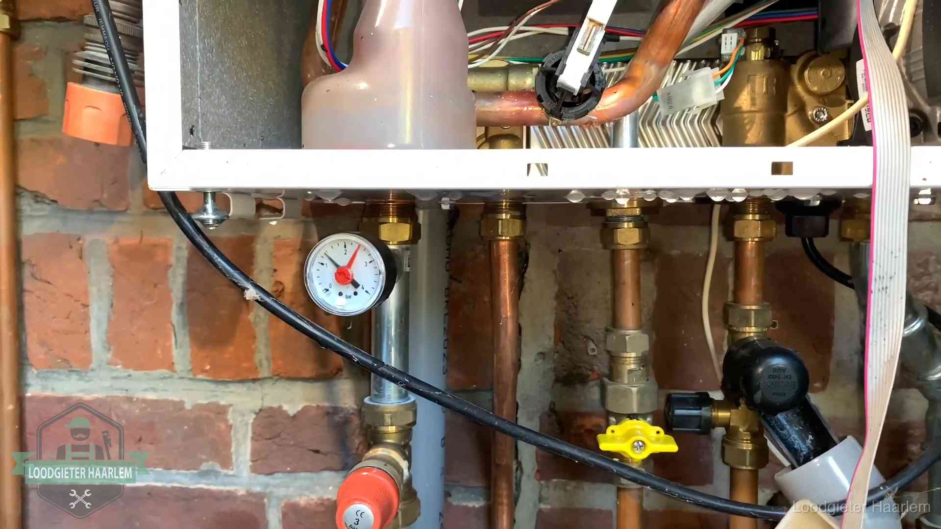 Manometer en aansluitleidingen onder een cv-ketel in Haarlem bij controle op drukverlies
