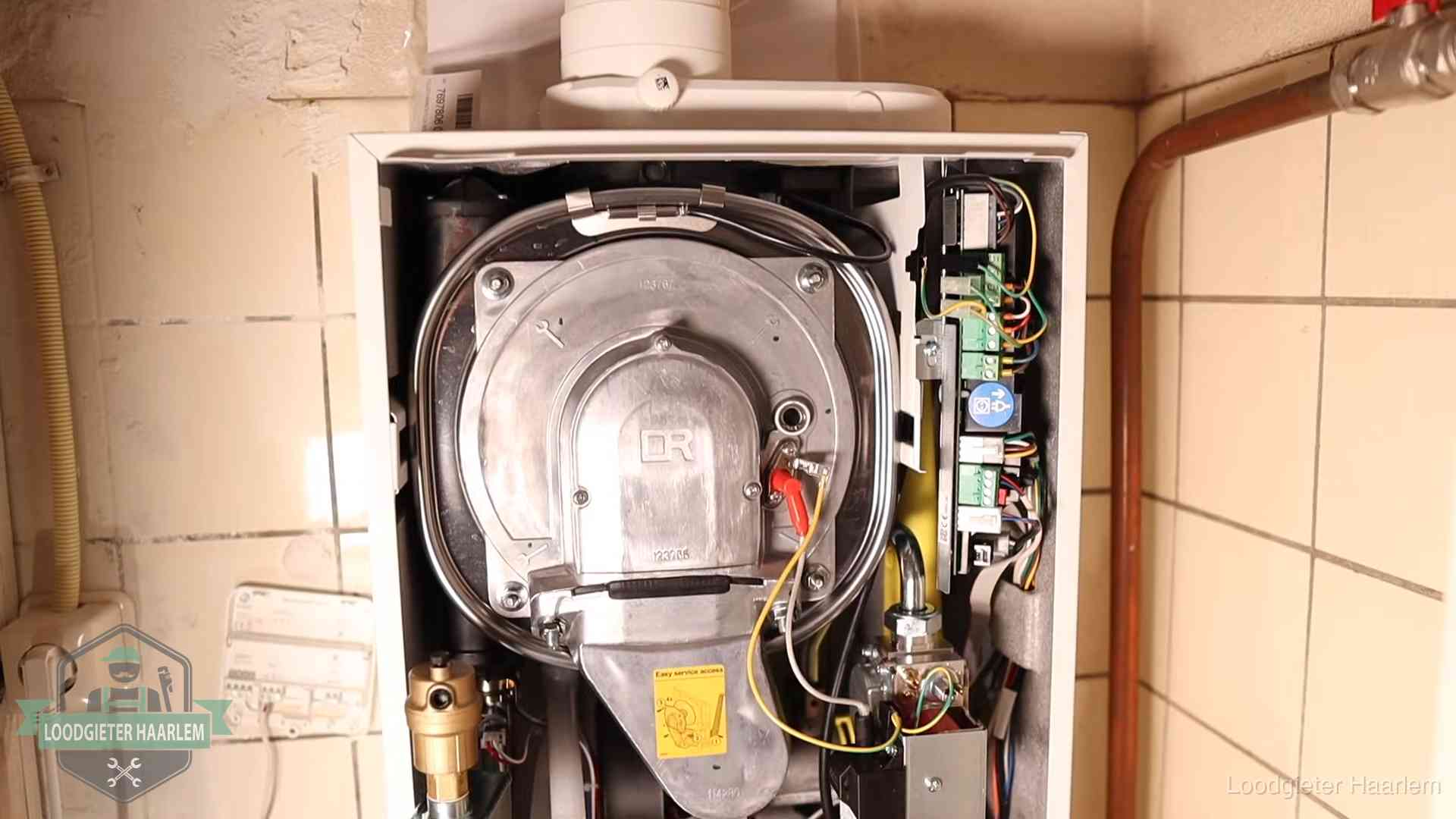Hoe vaak cv-onderhoud in Haarlem Geopende cv-ketel met warmtewisselaar tijdens periodiek onderhoud in Haarlem