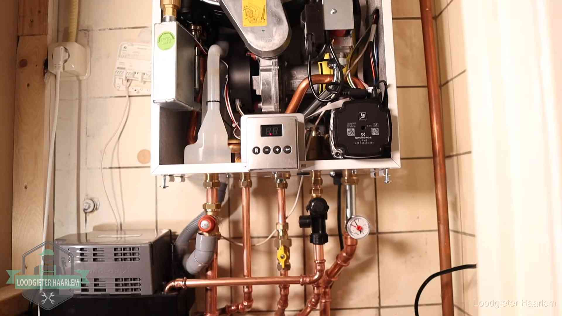 Zuiniger stoken na cv-onderhoud in Haarlem Geopende cv-ketel met brander en cv-pomp tijdens een onderhoudsbeurt in Haarlem