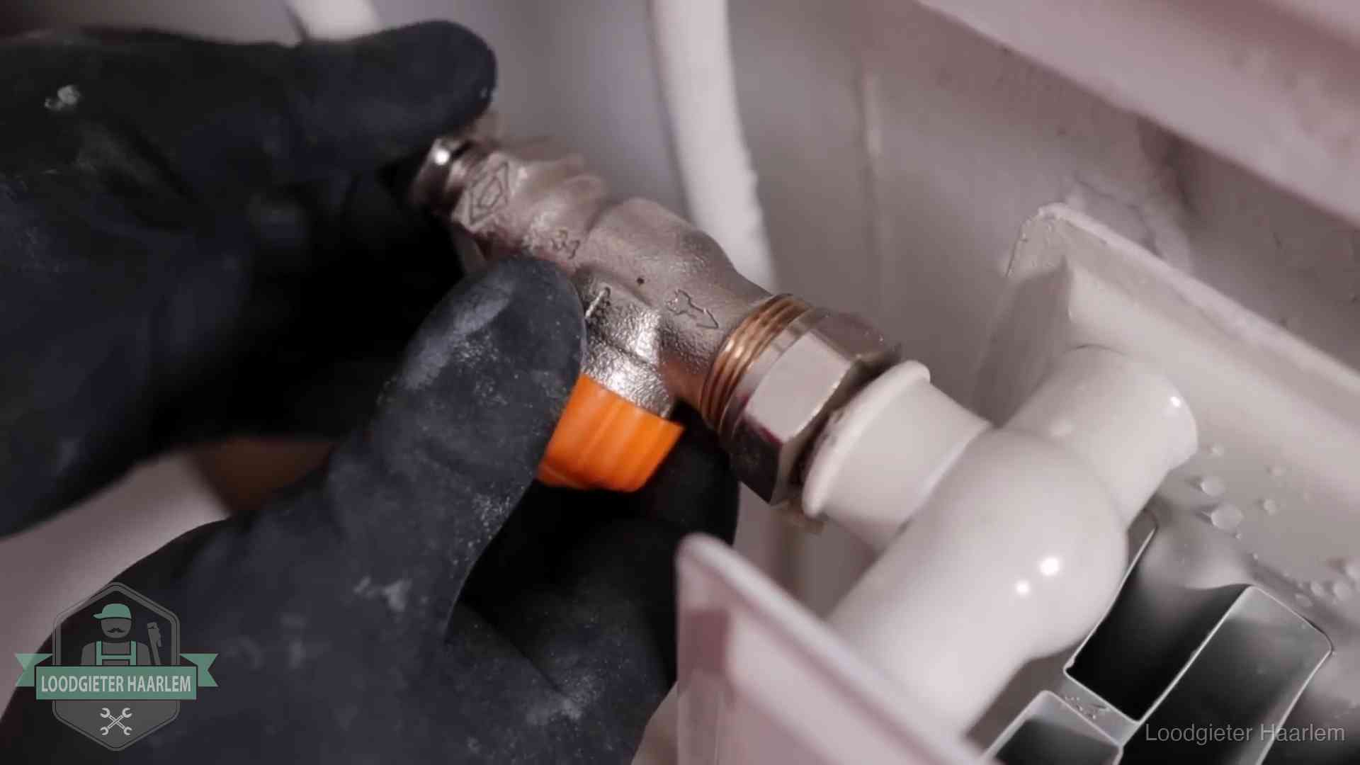 Je cv winterklaar maken in Haarlem Thermostaatkraan wordt gemonteerd op een radiator in Haarlem voor het stookseizoen