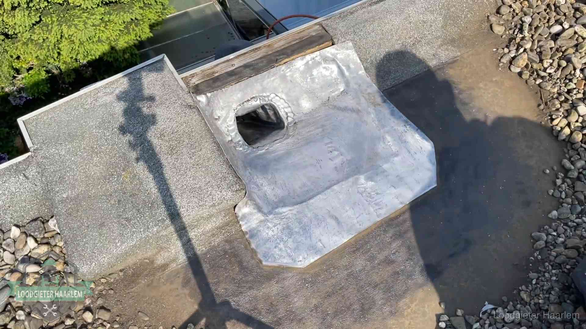 Vers afgedichte dakdoorvoer met lood en zink op een plat dak in Haarlem