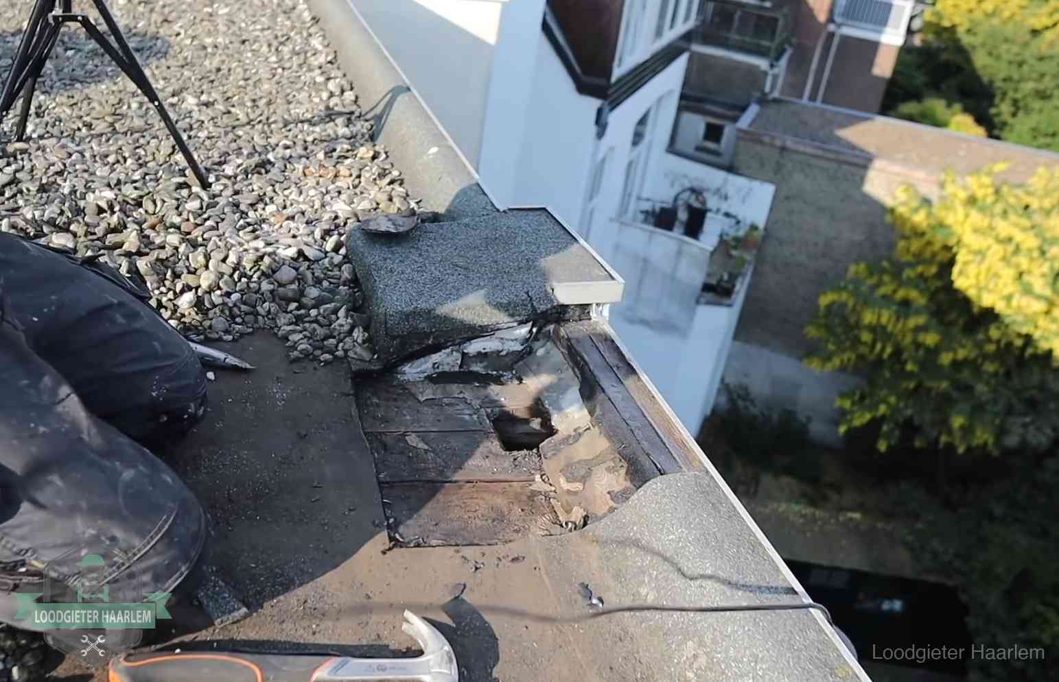 Opengelegde dakrand met verrot dakbeschot door een langdurige daklekkage in Haarlem