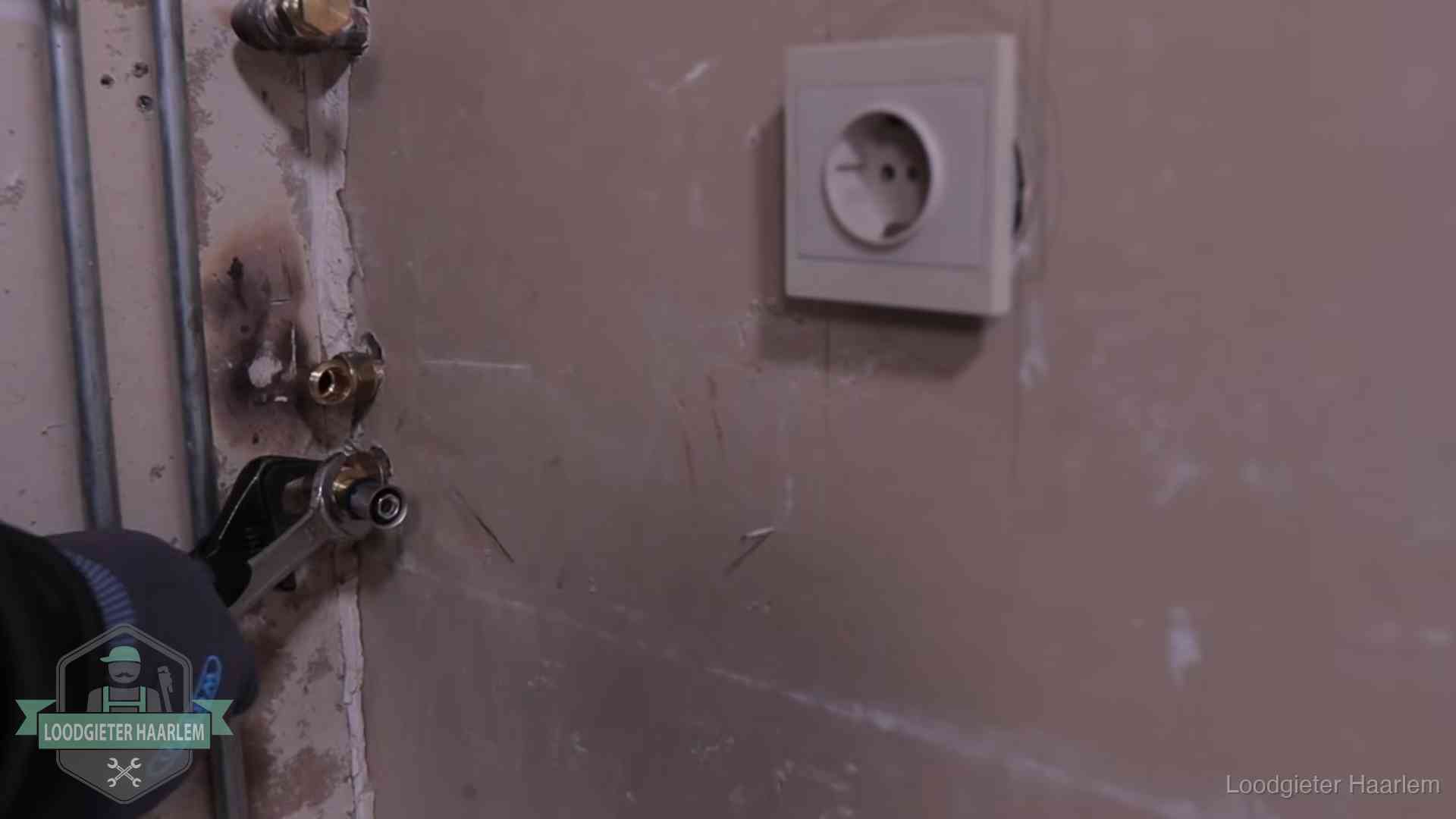 Erkend vakmanschap in Haarlem Monteur draait een perskoppeling vast op een leidingaansluiting in Haarlem