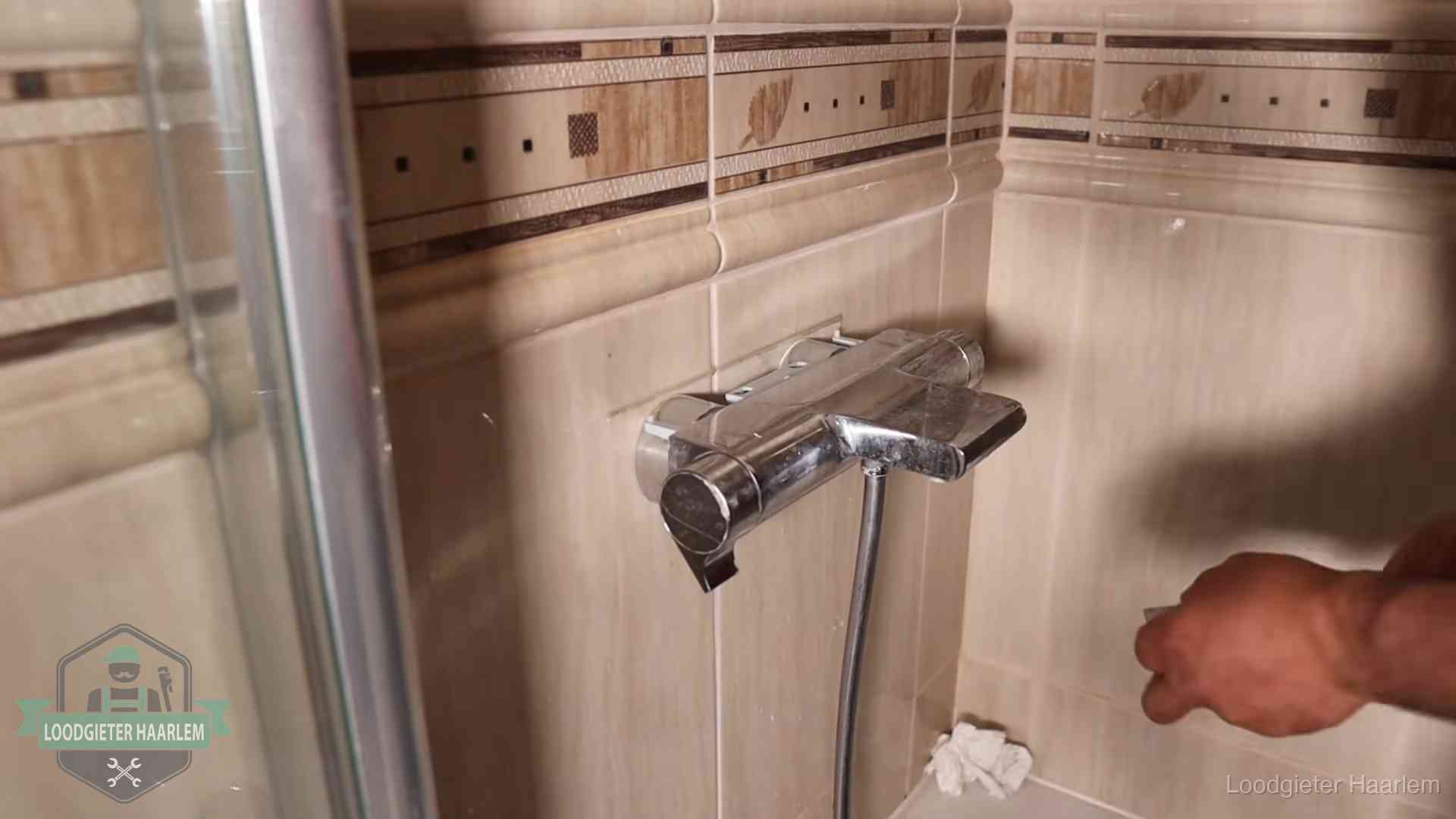 Kalkaanslag en je cv-ketel in Haarlem Verkalkte douche-mengkraan in Haarlem, hetzelfde kalk dat zich in de warmtewisselaar afzet