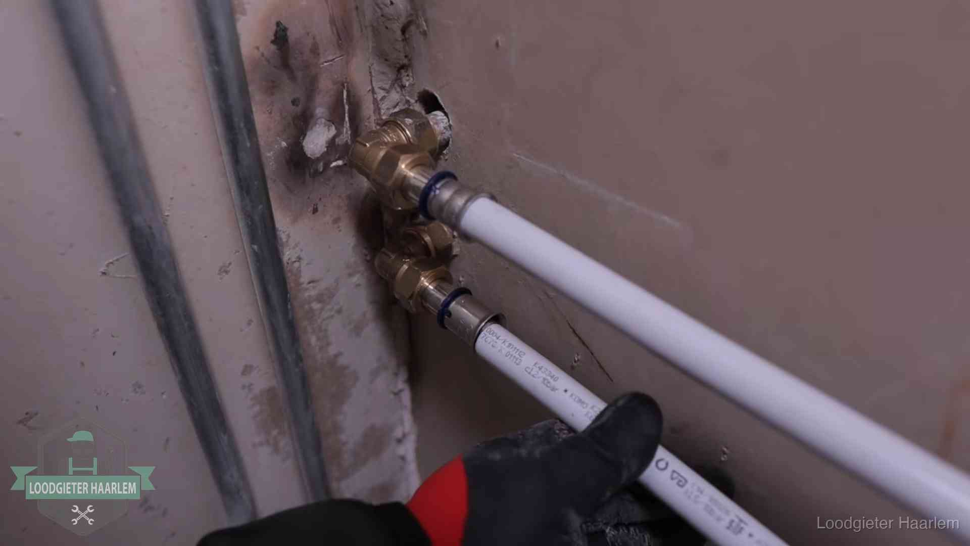 Kwaliteitsnormen voor loodgieterswerk in Haarlem Meerlagenbuizen met keurmerk en rvs persfittingen op muuraansluitingen in Haarlem