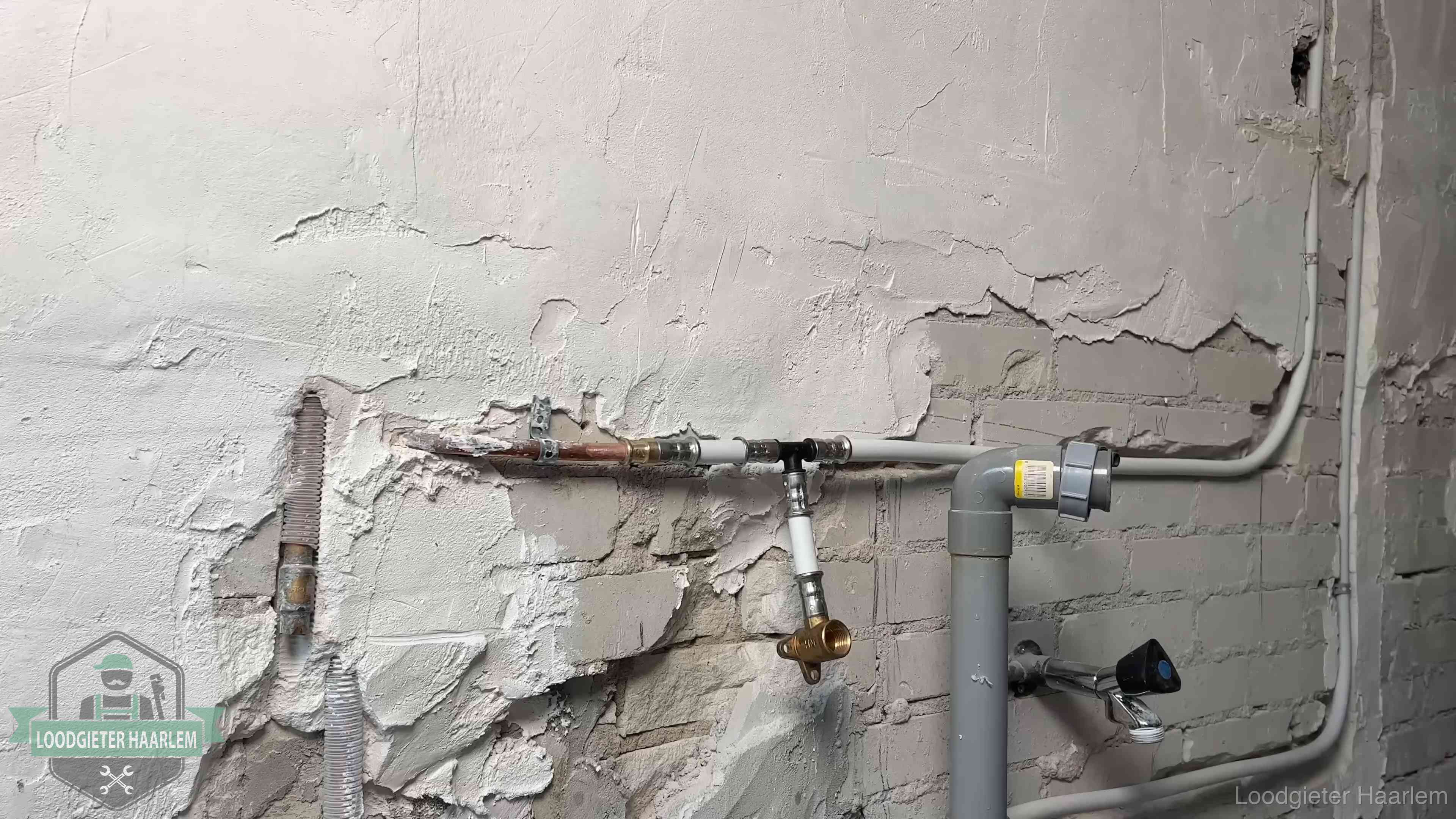 Leidingwerk in woningen in Haarlem Nieuw leidingwerk naast een oud verroest leidingrestant in een woning in Haarlem