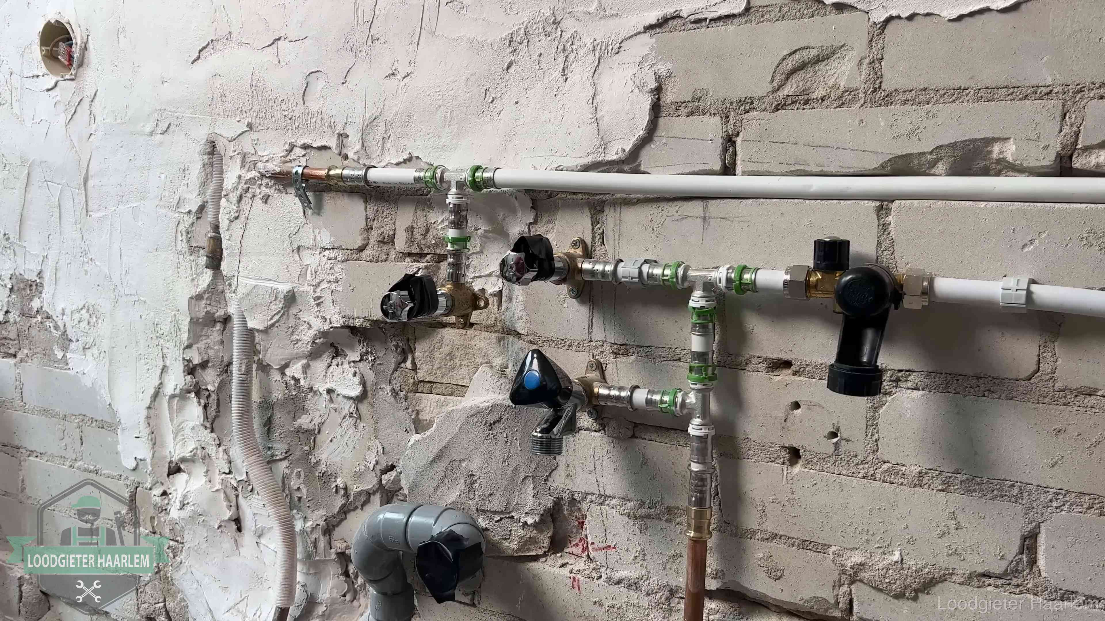 Diensten van ons loodgietersbedrijf in Haarlem Nieuw aangelegd leidingwerk met persfittingen tijdens een verbouwing in Haarlem