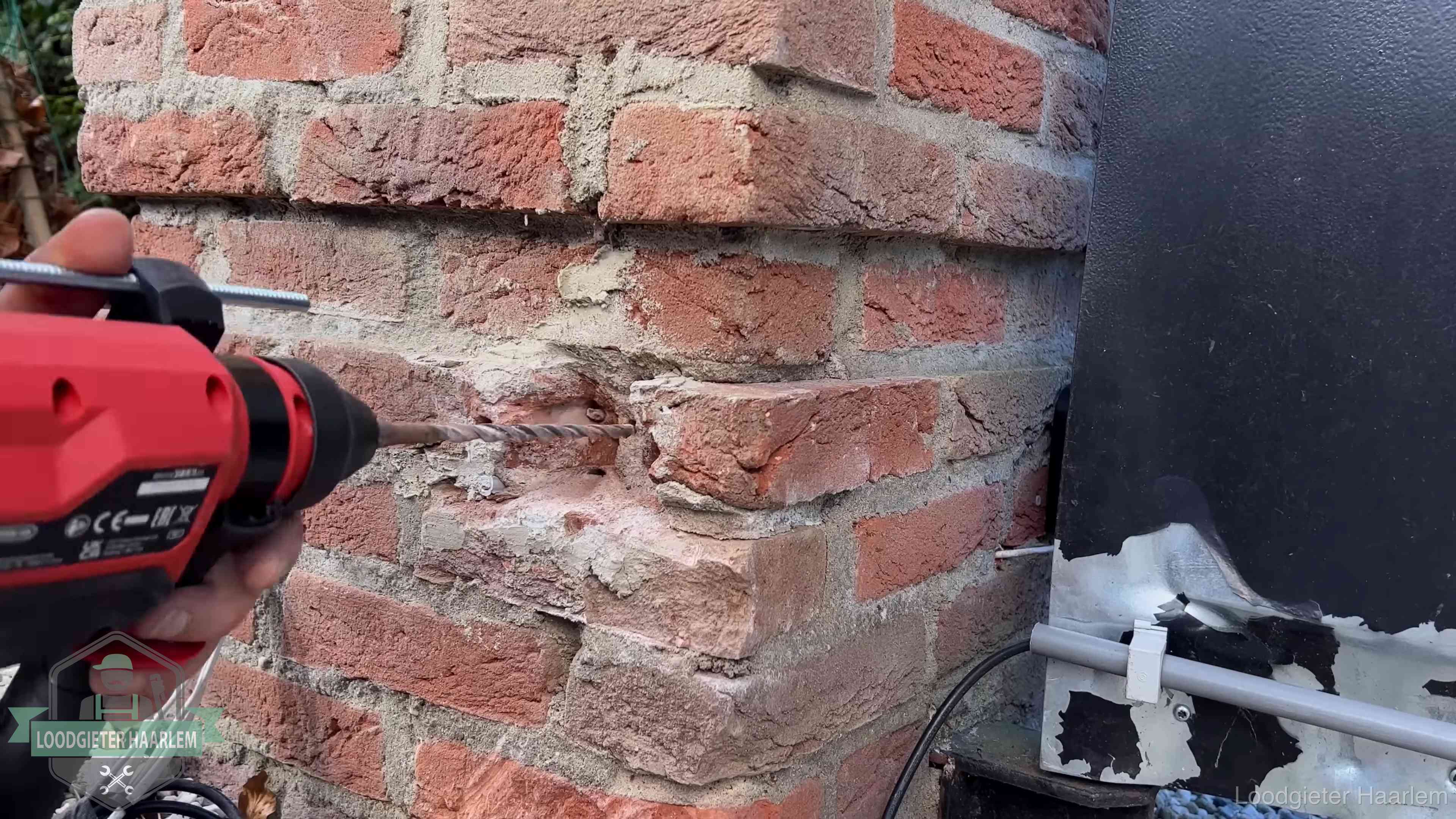 Werkgebied Haarlem en omgeving Vakman boort in de buitenmuur van een woning in de regio Haarlem