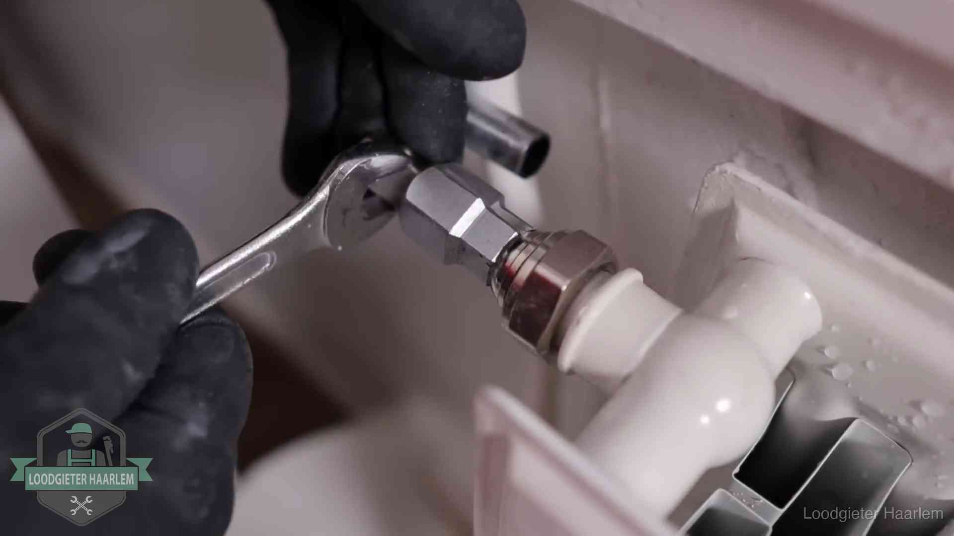 Radiatoren en waterzijdig inregelen in Haarlem Steeksleutel draait een wartelkoppeling op een radiatorkraan aan in Haarlem