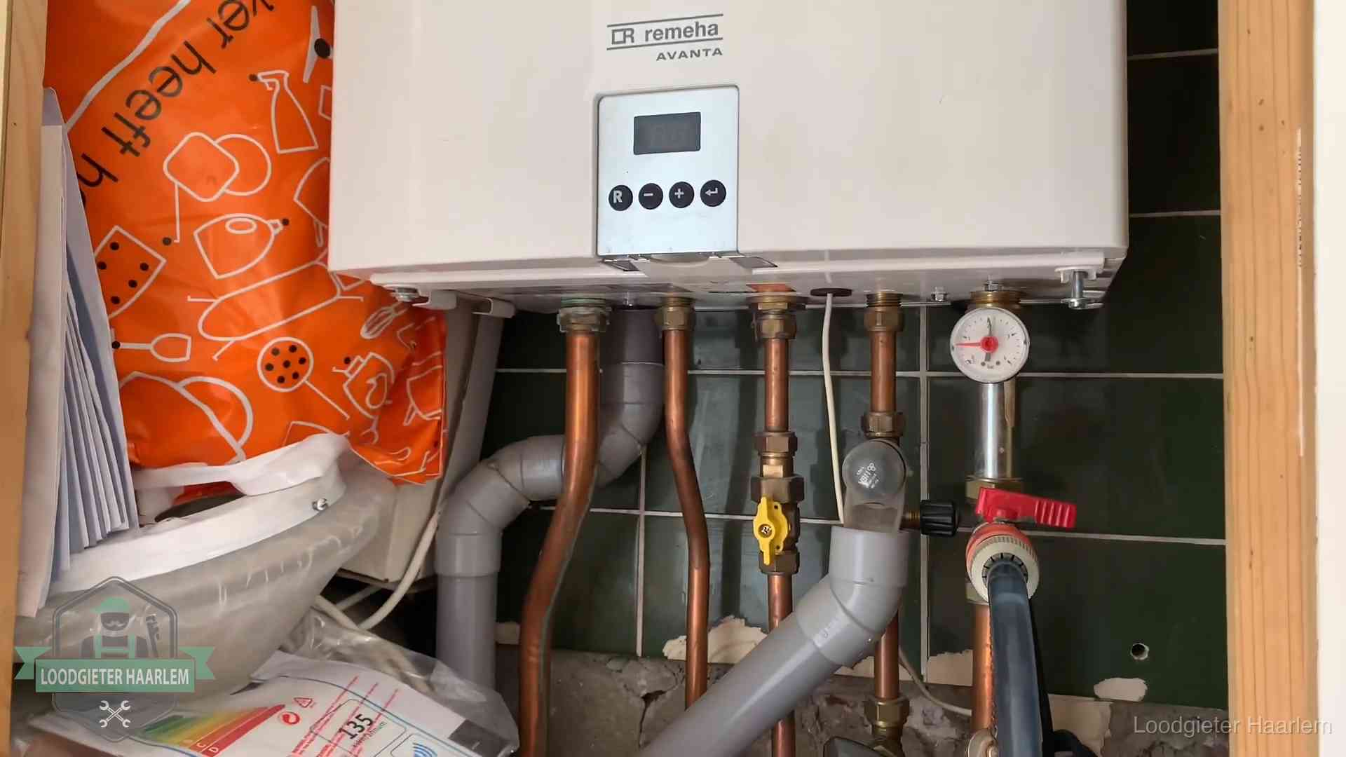 Remeha cv-ketel onderhoud in Haarlem Oudere Remeha cv-ketel in een ketelkast in een woning in Haarlem