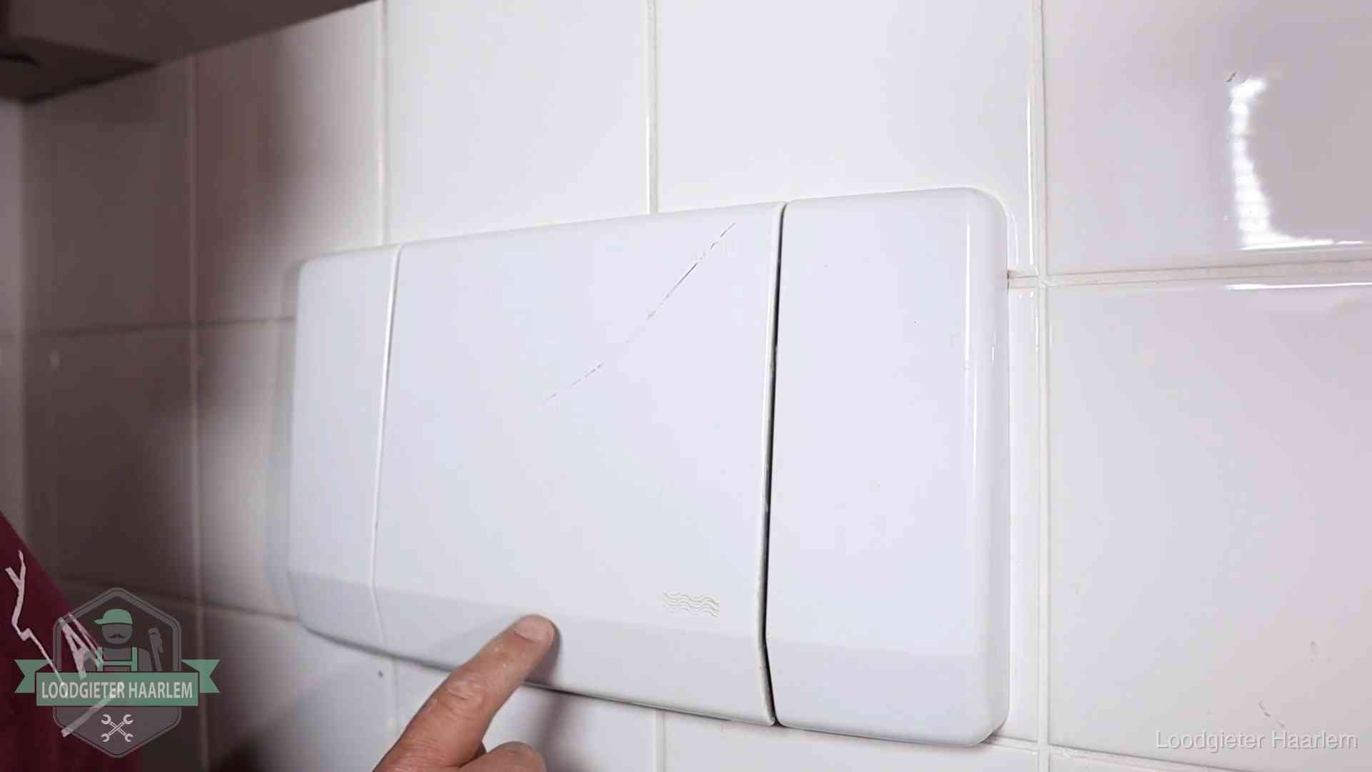 Bedieningspaneel van een inbouwreservoir van een hangend toilet in Haarlem