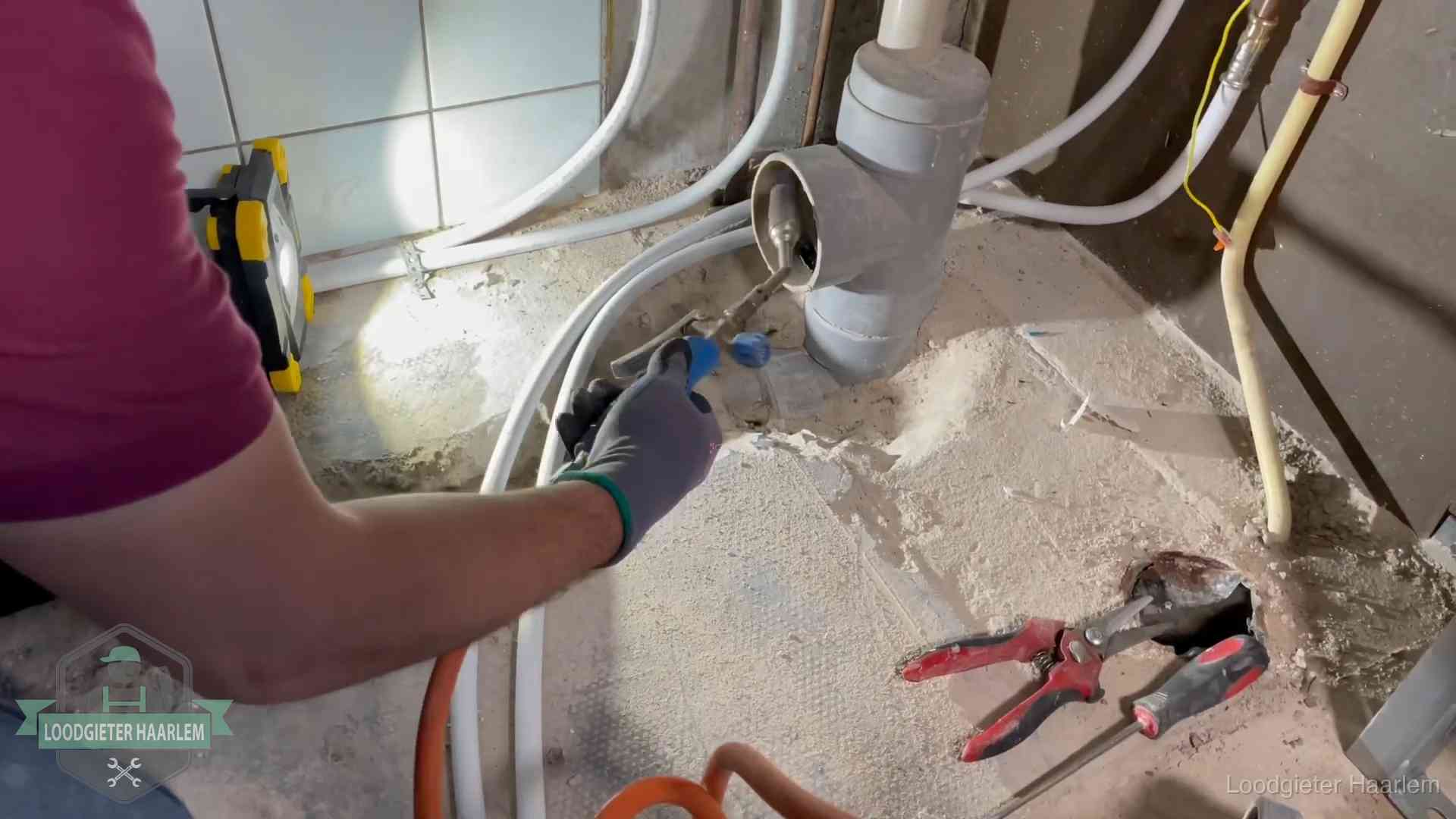 Standleiding en gedeelde leidingen in Haarlem Loodgieter werkt aan leidingen bij een pvc-standleiding in een appartement in Haarlem