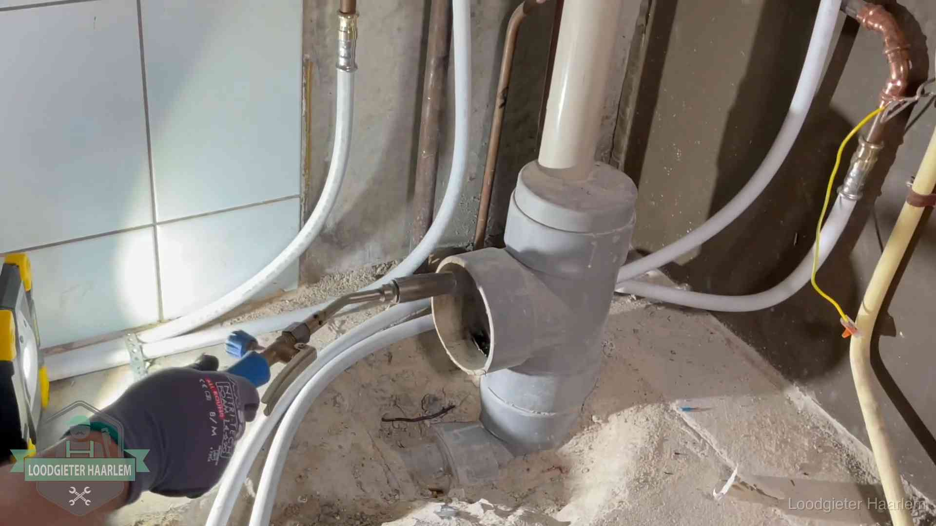 Verstopping in een huurwoning in Haarlem Loodgieter werkt aan leidingen bij de pvc-standleiding van een huurwoning in Haarlem