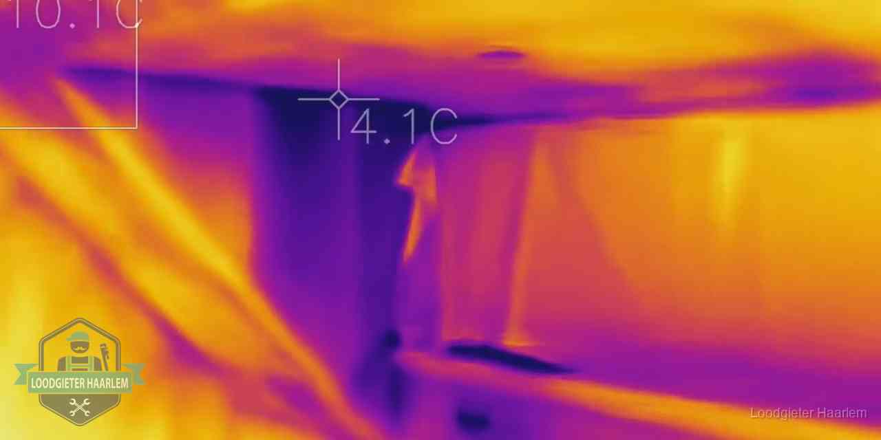 Warmtebeeldopname van een vloerconstructie tijdens lekdetectie in Haarlem