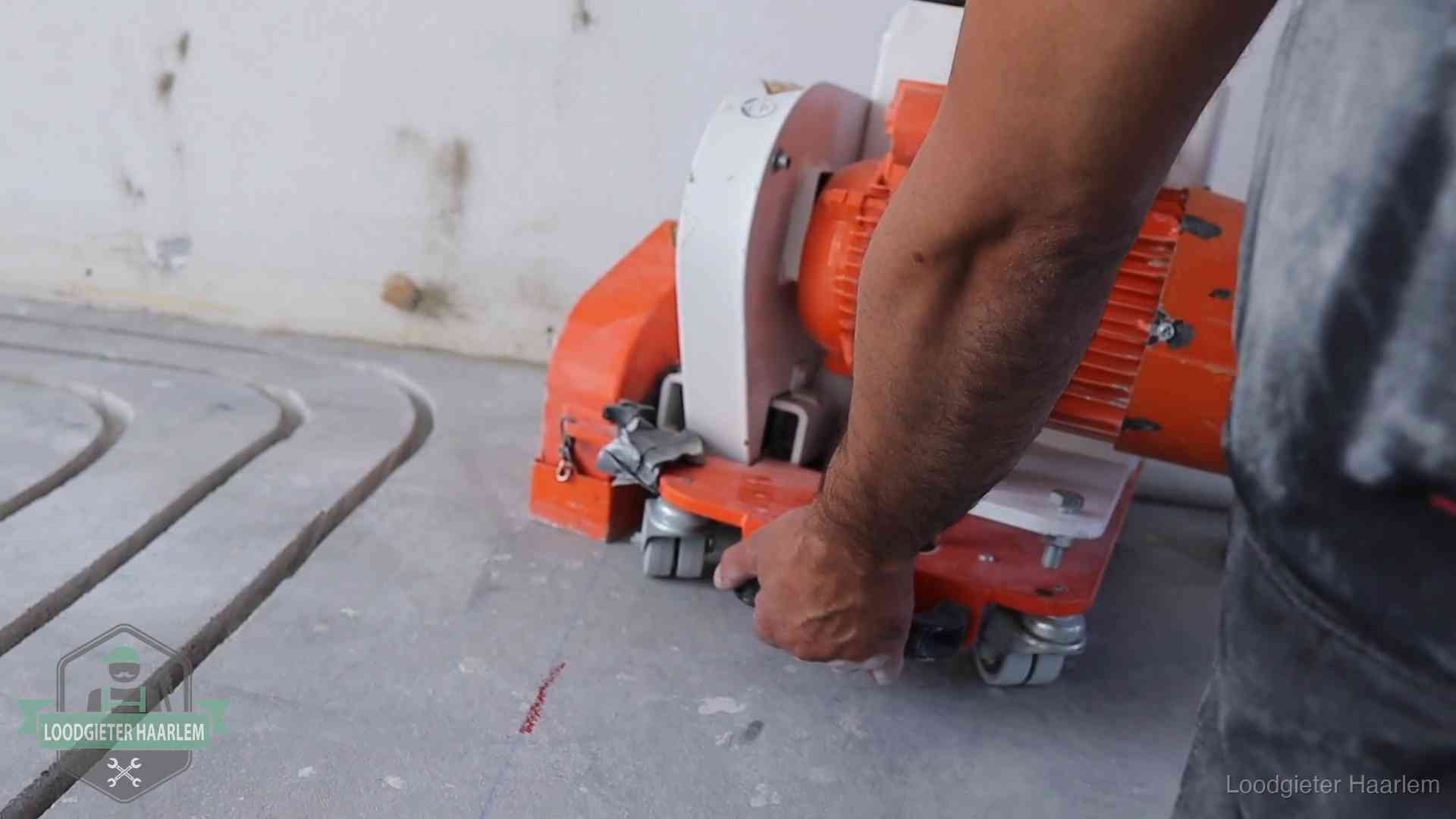 Sleuvenpatroon voor vloerverwarming in de dekvloer van een woning in Haarlem