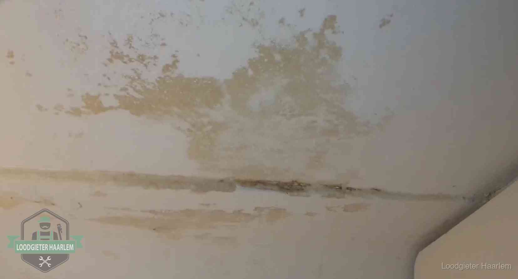 Verzekering bij rioolschade in Haarlem Watervlekken op een plafond in Haarlem, schade die je bij de verzekering meldt