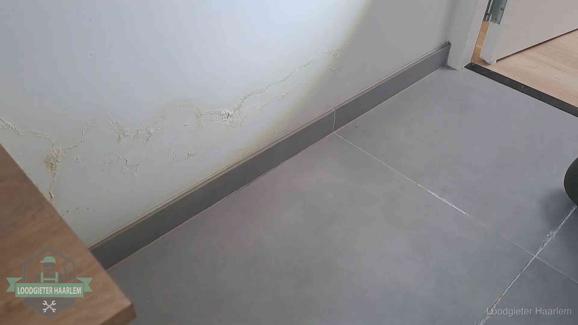 Waterschade met kalkuitbloeiing op een binnenwand in Haarlem, vastgelegd voor de verzekering