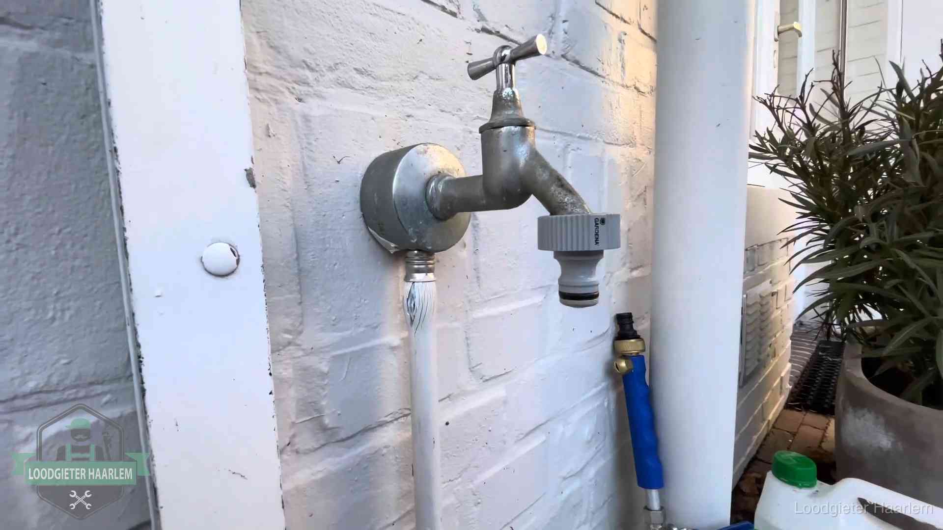 Buitenkraan met slangaansluiting bij een woning in Haarlem, sluipverbruik zie je terug op de waterrekening