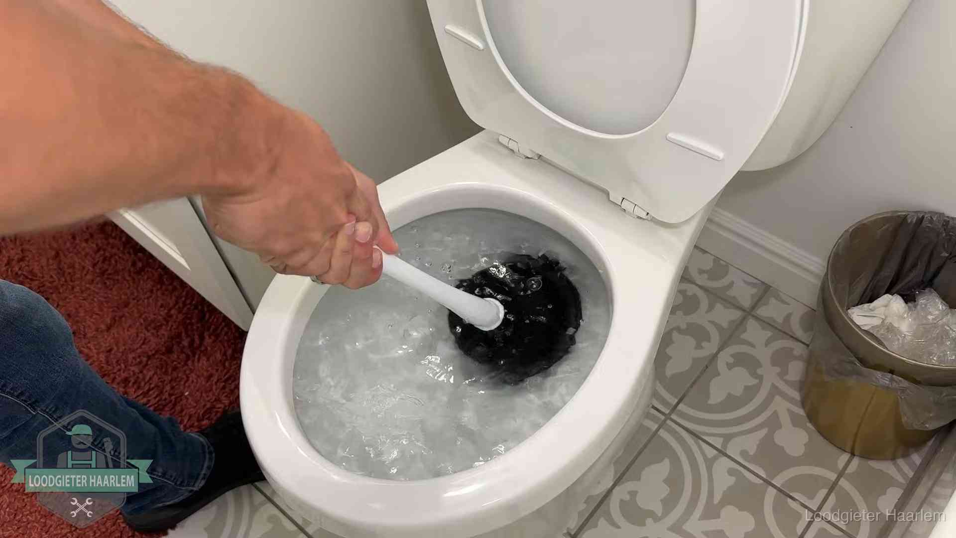 Zelf de wc ontstoppen met een plopper in Haarlem, het water kolkt in de pot