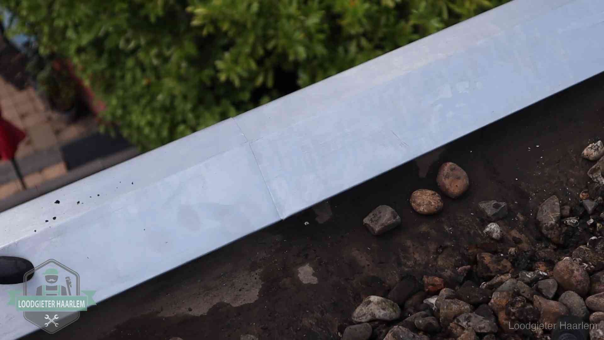 Strak gesoldeerd naaddetail in een zinken daktrim op een dak in Haarlem